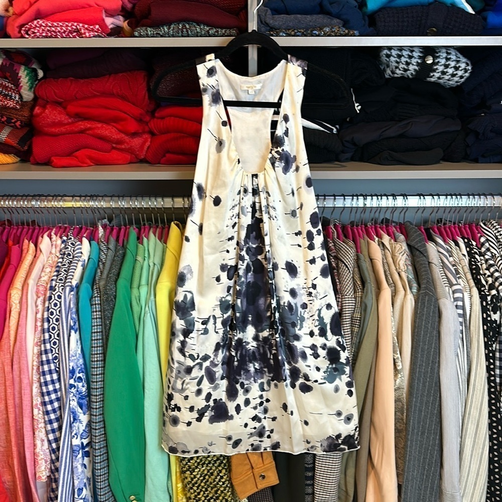 Matty M white with gray print sleeveless scoop neck satiny dress size XS